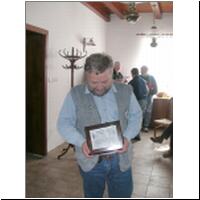 05 - honza, ok1ia s plaketou za 1. misto v uhf contestu 2001.jpg